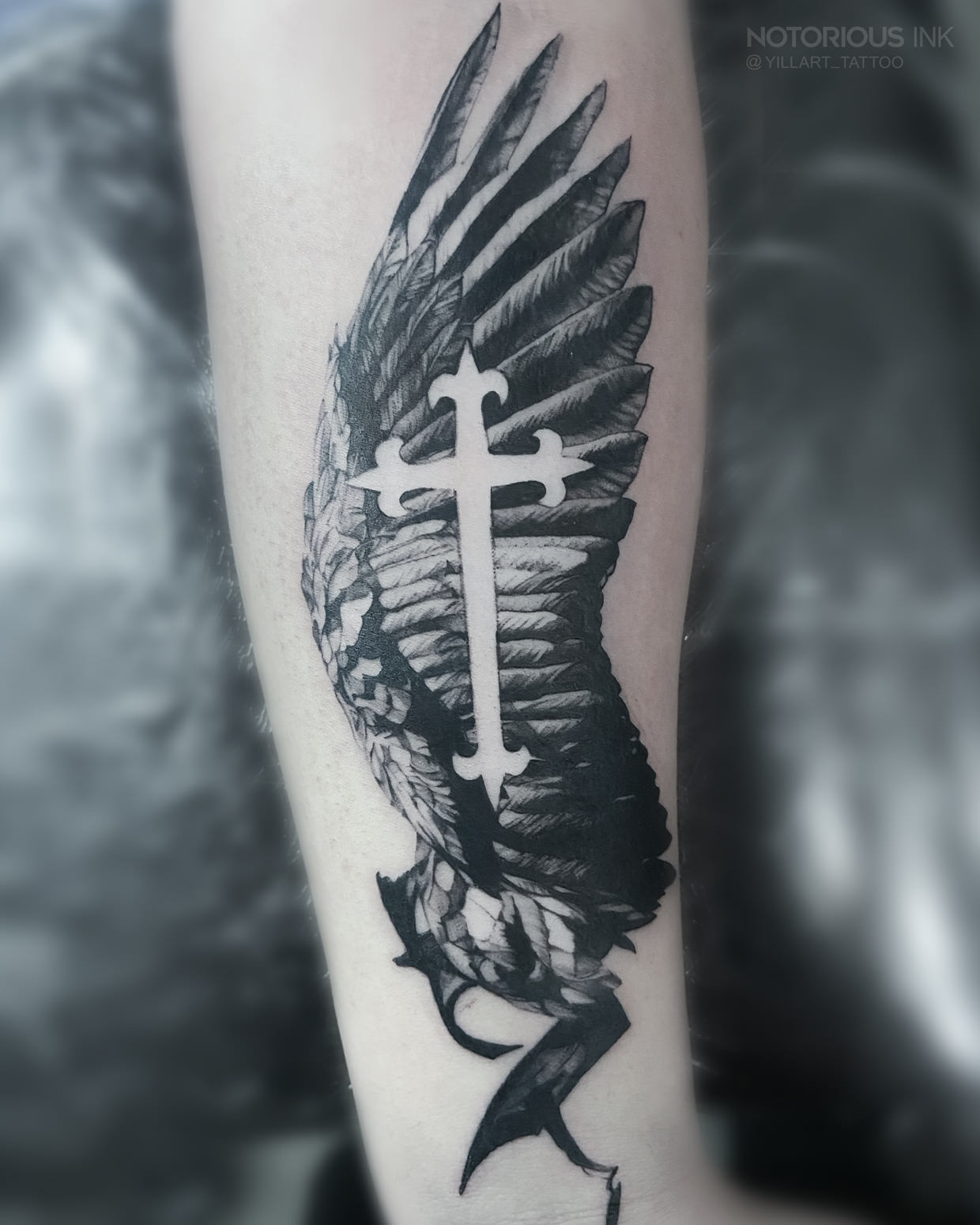 Flügel mit negativem Kreuz - Tattoo und Piercing