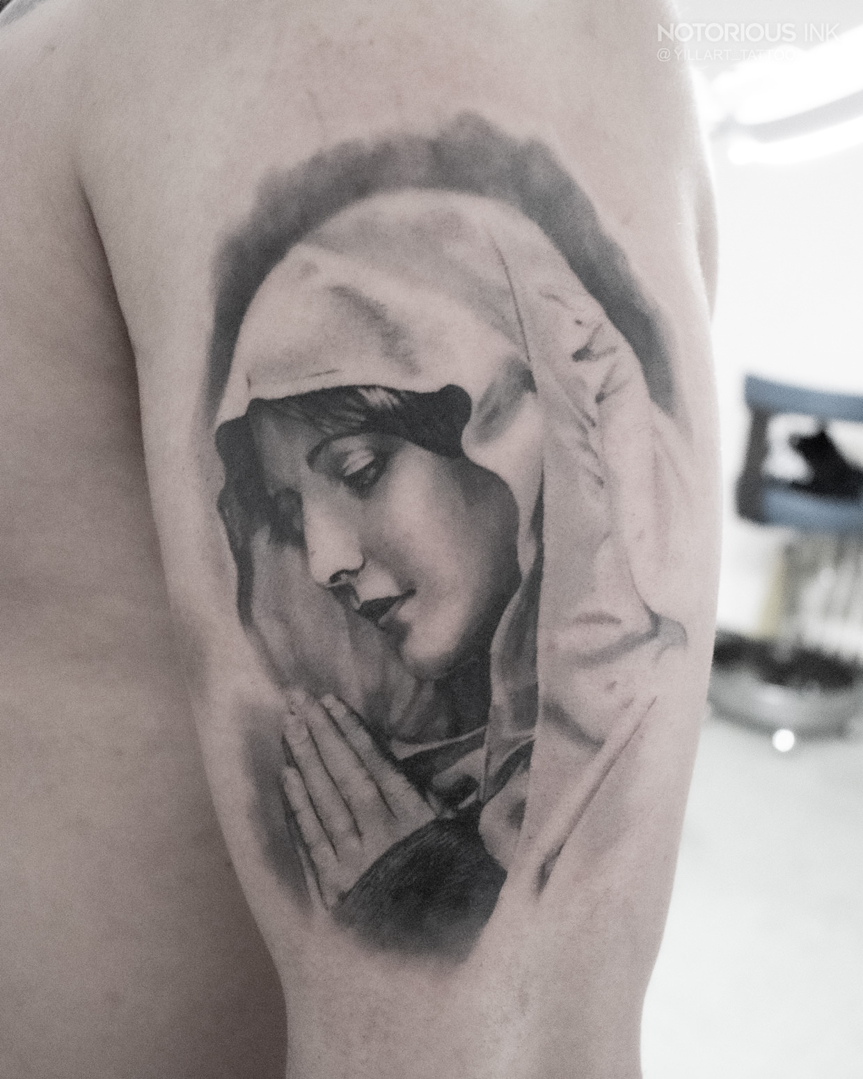 Tattoo Maria Portrait auf dem Oberarm