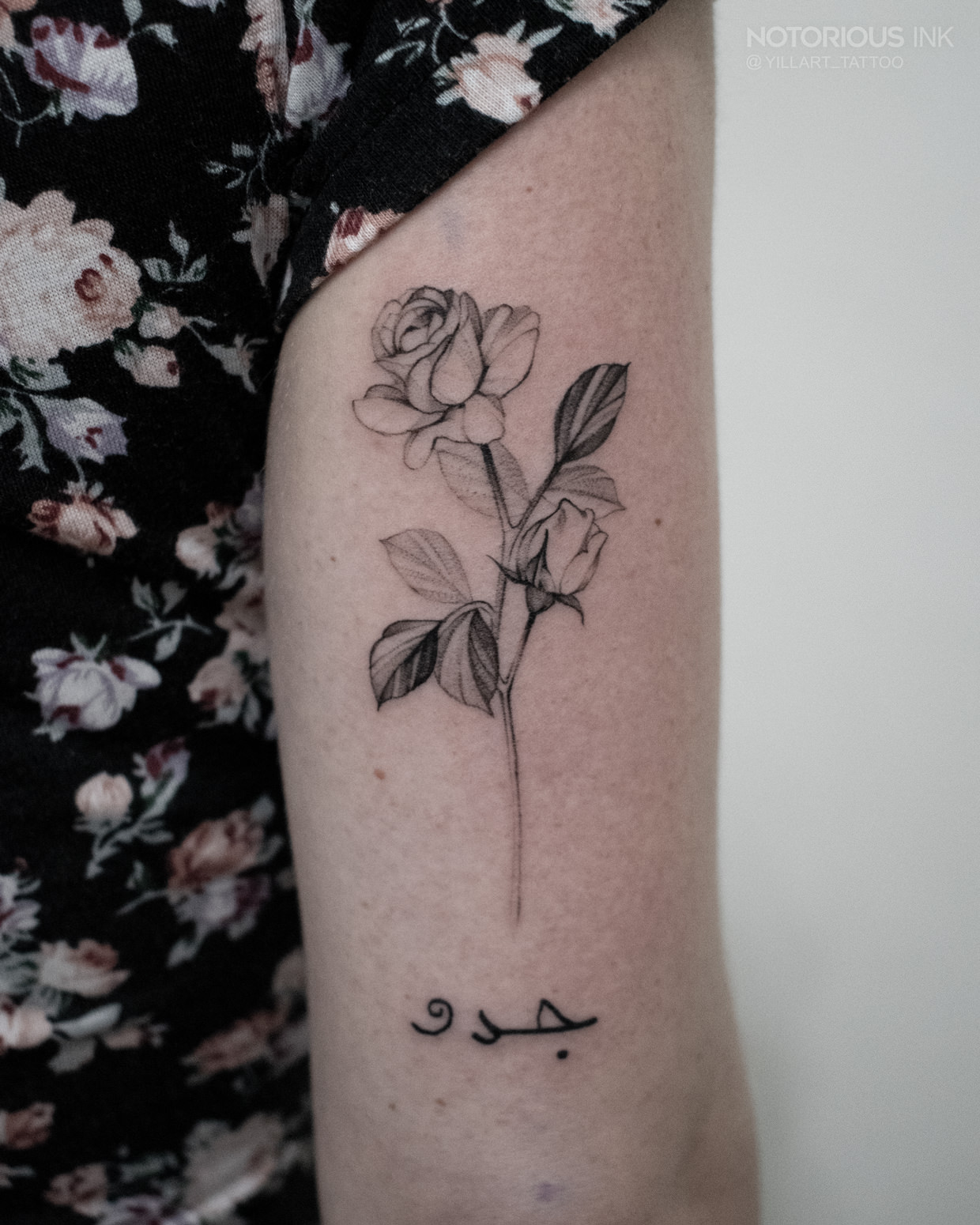 Fineline Rose mit Arabischem Schriftzug Tattoo Ulm