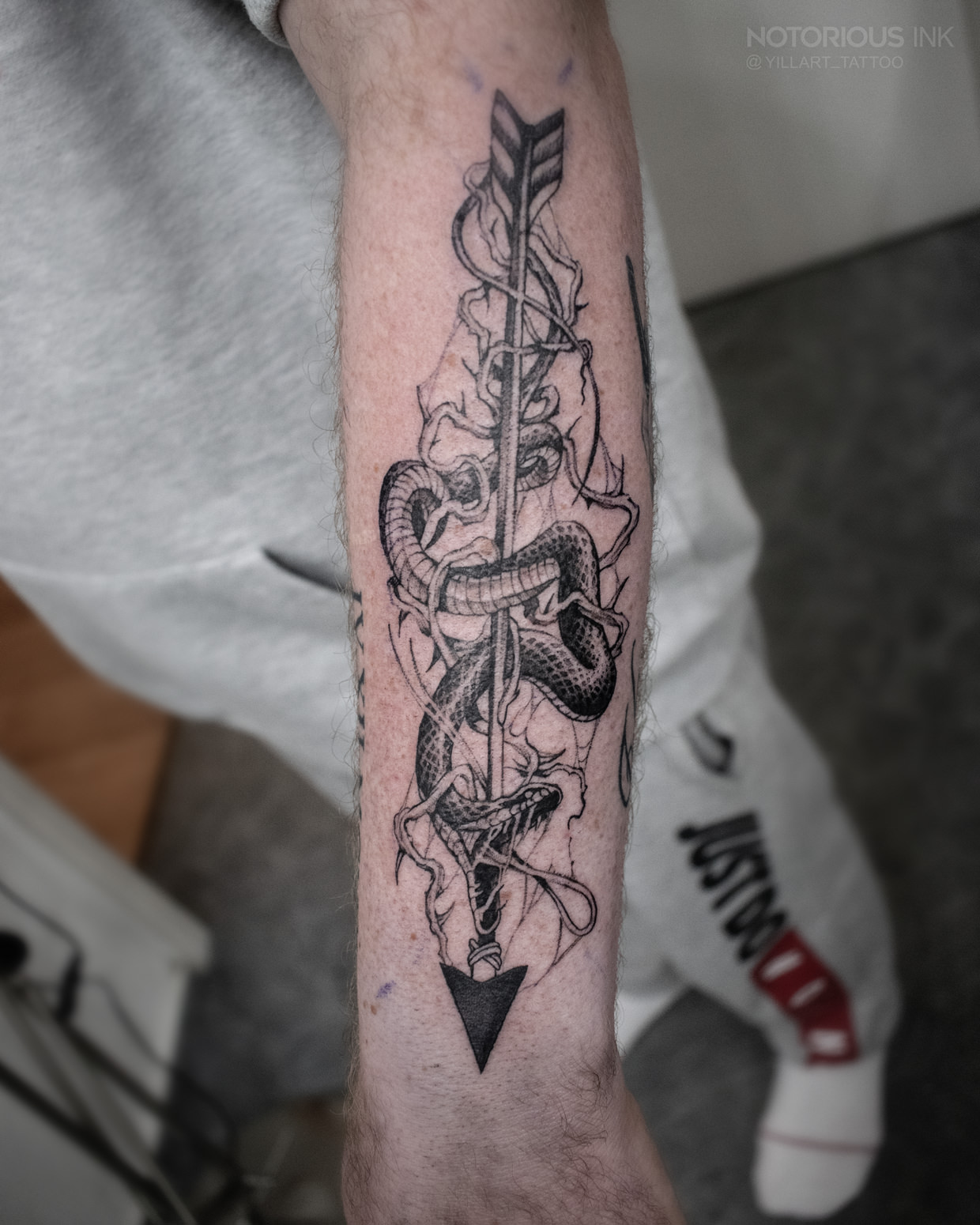Tattoo Schlange mit Pfeil auf dem Unterarm