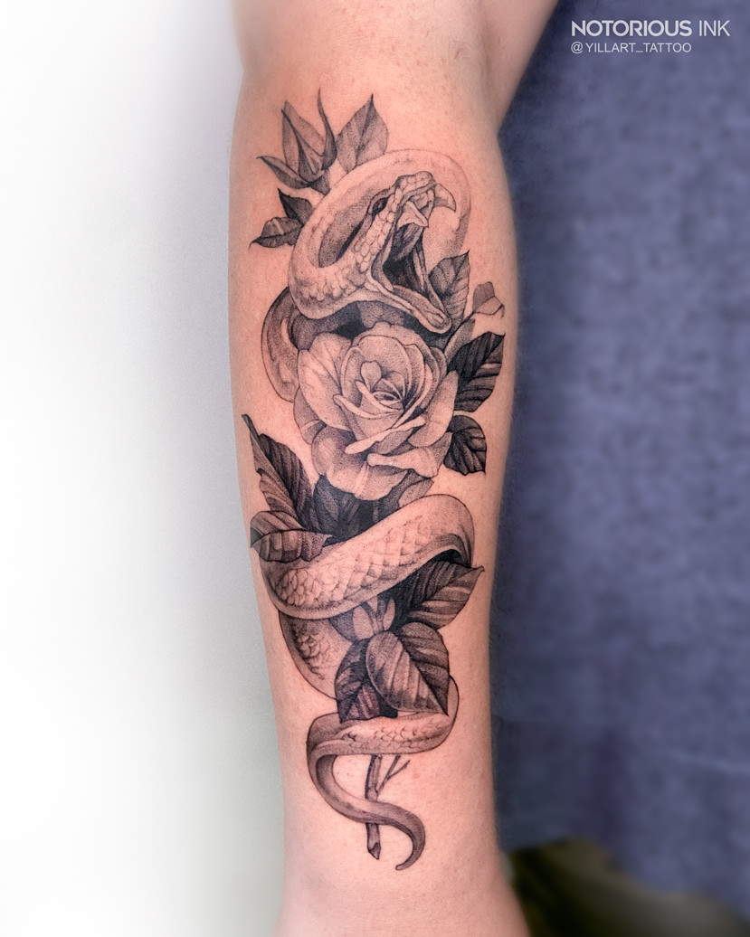 Schlangen Rosen Tattoo und Piercing - NOTORIOUS INK