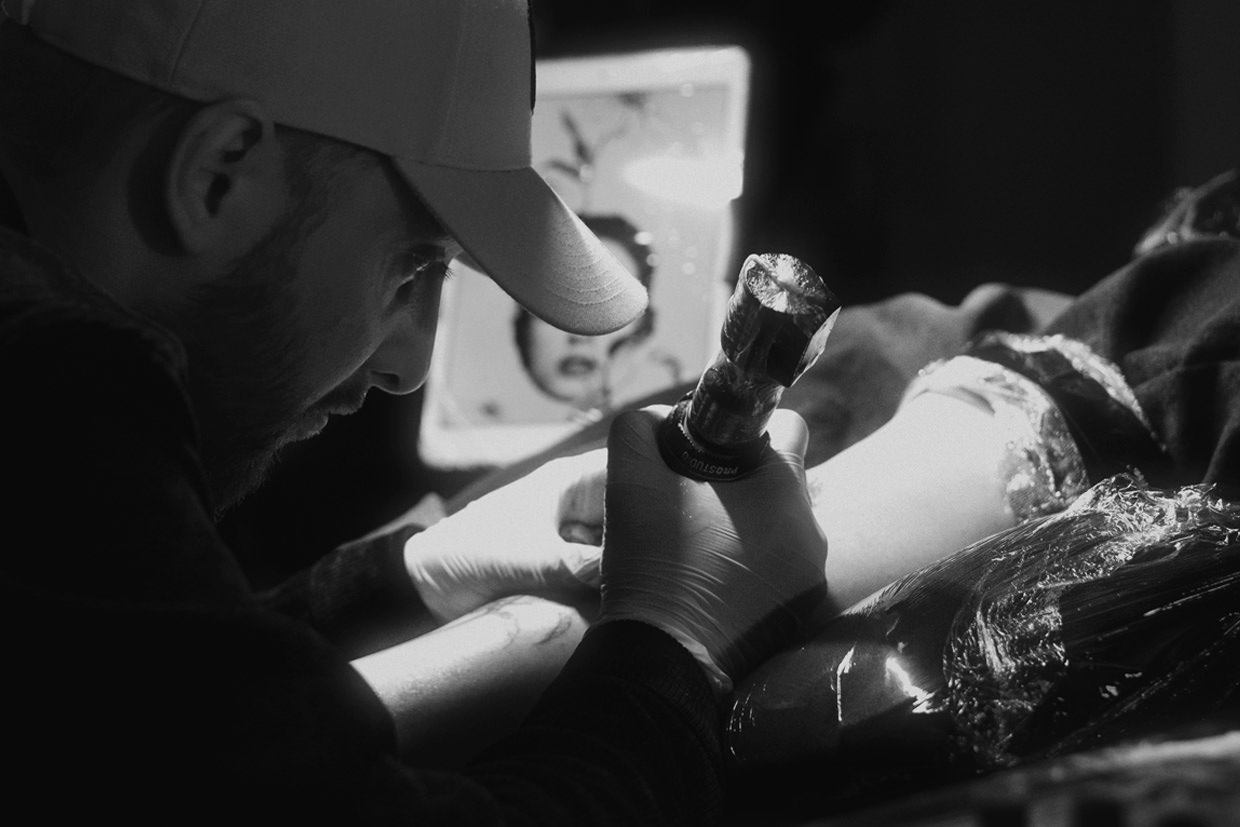 Tattoo und Piercing in Ulm - Notorious Ink - Artist Sven bei der Arbeit